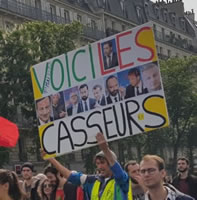 Foto von Bernard Schmid vom 1.5.2019 in Paris/Frankreich: Auf dem Plakat: "Die wahren Zerstörer" (casseurs = "Zerstörer", aber vom Sinn her auch "Chaoten"); mit Bildern von Regierungsprominenten