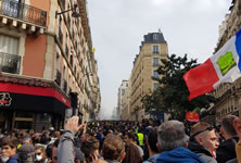 Foto von Bernard Schmid vom 1.5.2019 in Paris/Frankreich: Seiten-Protestzug wird mit Tränengas eingedeckt