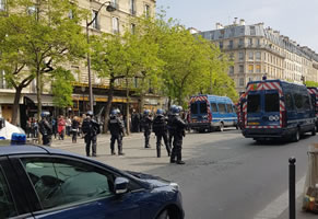 Foto von Bernard Schmid vom 1.5.2019 in Paris/Frankreich: Auch Illustration zum Thema Verwendung französischer Steuergelder