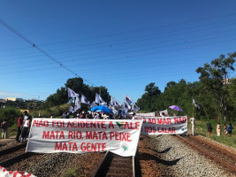 Erztransport in Brasilien blockiert: Seit 4 Jahren bekommen die Opfer des Dammbruchs von 2015 keine Entschädigung