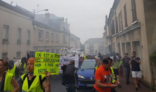 Foto von Bernard Schmid: Szene vom 20. Juli 19 bei der Demonstration in Persan-Beaumont; die Wolken stammen an der Stelle nicht von Tränengas, sondern von mitgeführten Bengalos («bengalisches Feuer», siehe Pyrotechnik). Babacar Gueye ist der Name eines weiteren Polizeiopfers