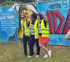 Foto von Bernard Schmid: Szene mit einer Gruppe der (sehr progressiven) «Gelbwesten-Frauen Großraum Paris» (femmes gilets jaunes Ile-de-France) am 20. Juli 19 in Persan-Beaumont, anlässlich des Protests zum Todestag von Adama Traoré