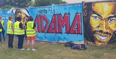 Foto von Bernard Schmid: Szene mit einer Gruppe der (sehr progressiven) «Gelbwesten-Frauen Großraum Paris» (femmes gilets jaunes Ile-de-France) am 20. Juli 19 in Persan-Beaumont, anlässlich des Protests zum Todestag von Adama Traoré