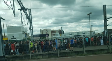 Foto von Bernard Schmid: Am Samstag, den 20. Juli 19: Hunderte, vielleicht Tausende drängen sich am Bahnhof von Saint-Denis (bei Paris) zur Abfahrt nach Persan-Beaumont; Leute ohne und mit gelben Westen
