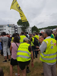 Foto von Bernard Schmid: Am 20.07.19: Ankunft vor dem Wohnhaus, in welchem Adama Traoré vor seinem Tod lebte. Aufschrift auf der Gelbweste: «Notwehr»