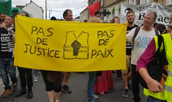 Foto von Bernard Schmid: Aufschrift auf dem Gelbwesten-Transparent bedeutet dasselbe wie «No justice, no peace»