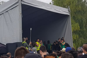 Foto von Bernard Schmid: Gelbwesten-Redner bei der Kundgebung zur Erinnerung an Adama Traoré. Jedoch inhaltlich in die Rubrik «Totalverstrahlt» gehörend: Er wetterte gegen eine «globalistische Diktatur» und verbriet sonstigen verschwörungstheoretischen Müll...