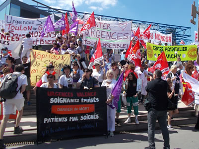 Foto von Bernd Landsiedel vom 2.7.2019 in Paris: Erschöpfte PflegerInnen / Todesgefahr / Schlecht gepflegte PatientInnen