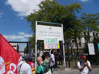 Foto von Bernd Landsiedel vom 2.7.2019 in Paris: PflegerInnen in Wut vor dem Krankenhaus Pitié Salpêtrière