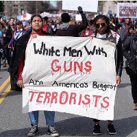 Demonstration in El Paso nach dem Nazi-Mordanschlag - weiße Männer sind die größte gefahr...