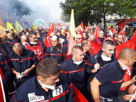 Seit Monaten in lokalen Streiks, jetzt erstmals auf einer landesweiten Demonstration: Feuerwehrleute in Frankreich am 15.10.2019