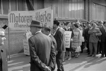 Aufstellung des Demonstrationszuges entlang der Produktionshallen der Mannheimer Motoren-Werke in der Waldhofstraße (Foto aus dem Buch „Dieser Betrieb wird bestreikt“, hg. vom TECHNOSEUM)