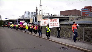 Demonstration von rund 250 Beschäftigten beim Hauptpostamt Helsinki am 12.11.2019