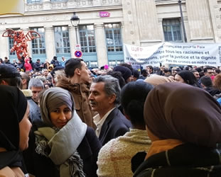 Demo-Auftakt - im Hintergrund: Transpartent der (linken) "Jüdischen Union für den Frieden"/ UJFP, "gegen alle Rassismen" (Foto: B. Schmid)