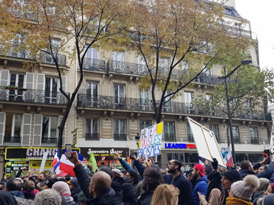 Auf den farbigen Transparenten des langjährigen Demo-Illustrators Jean-Baptiste V.: "Stoppt alle Rassismen" und "Zusammen leben" (Foto: B. Schmid)