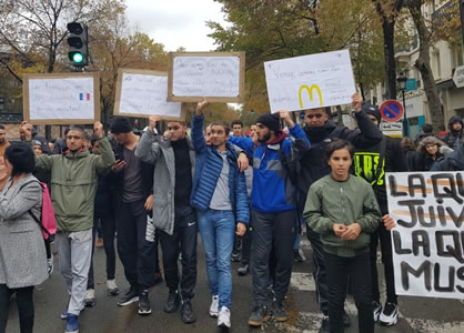 Nachdenkliches von jungen Demonstranten (u.a.: "Sogar McDo hat erkannt - Kommt, wie Ihr seid!") (Foto: B. Schmid)