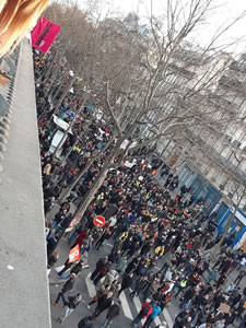Querschnittsblick vom Centre Pompidou aus auf der Pariser Demo am Samstag, den 11. Januar 20. Foto: Bernard Schmid