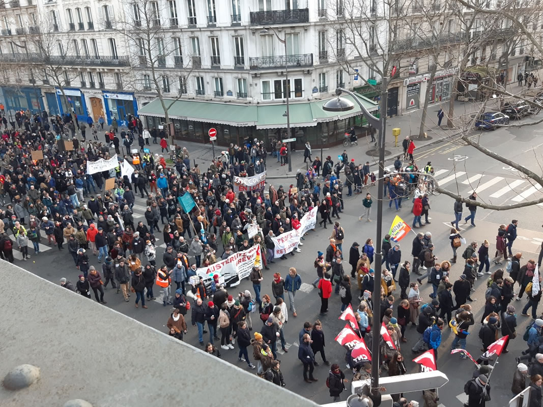 Linke Hälfte des Boulevards: Streikende Eisenbahner/innen (vom Austerlitz-Bahnhof), rechte Boulevardhälfte: Streikende Lehrkräfte (aus der nördlichen Pariser Banlieue ) auf der Pariser Demo ( am Samstag, den 11. Januar 20 ). Foto: Bernard Schmid