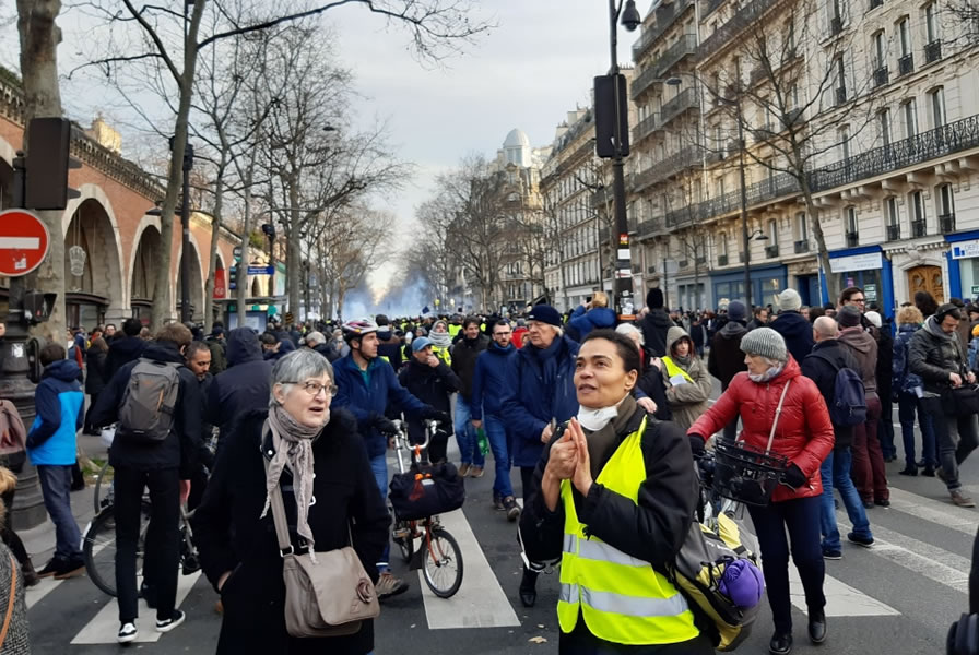 Reform weg, sonst raucht's! Hier allerdings kommt der Qualm (hinten) von der Polizei... auf der Pariser Demo am Samstag, den 11. Januar 20. Foto: Bernard Schmid
