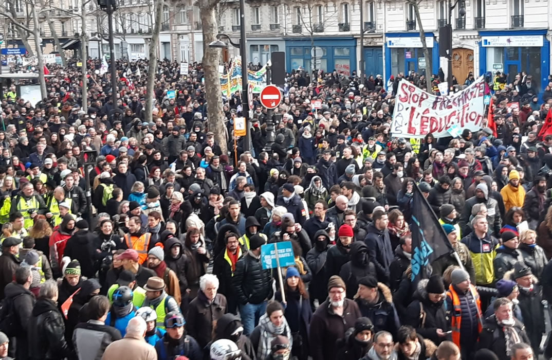 Auf der vollen Breite liefen zeitweilig über 50, ja 70 Personen nebeneinander auf der Pariser Demo (am Samstag, den 11. Januar 20) - hier v.a. Bildungswesen unterwegs. Foto: Bernard Schmid
