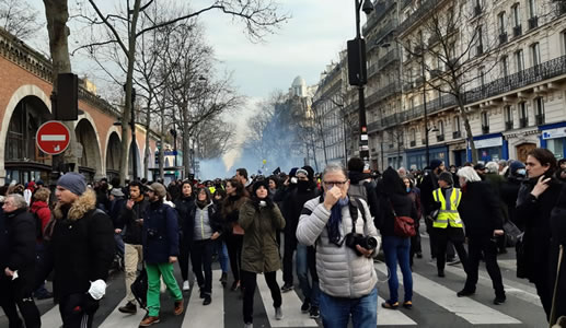 Hier qualmt's bereits tüchtig. Dank der Polizei. Pariser Demo am Samstag, den 11. Januar 20. Foto: Bernard Schmid