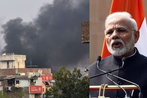 Delhi brennt im Februar 2020 und der Brandstifter ist auch auf dem Foto
