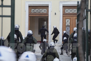 24.2.2020 Athen - nach Protesten gegen Schusswaffengebrauch eines zivilen Bullen kommen seine uniformierten Kollegen wieder einmal zum Einsatz...