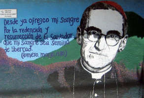 Mord an Bischof Romero in El Salvador: Wandbild auf dem Land in El Salvador mit Oscar Romero und A. Cevedo