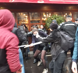 Frauendemo am 8.3.2020 in Paris: Gerangel mit der Polizei (Foto von Bernard Schmid)