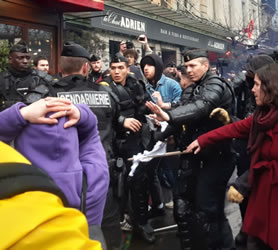 Frauendemo am 8.3.2020 in Paris: Gerangel mit der Polizei, welche ein Transparent entfernte, das ihr missfiel (Foto von Bernard Schmid)
