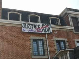 Das Transparent an einem Jugendhaus in Brüssel, nach dem Tod Adils - das Reaktion hervor rief, von der Zivilpolizei...