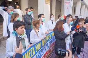 Anfang April 2020 protestieren ÄrztInnen im Gesundheiitswesenn Griechenlands für Neueinstellungen wegen des Virus