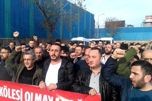 Die Arbeiter einer Elektronikfirma in Kocaeli streiken nachdem der erste Kollege an Corona erkrankt ist: Das Streikverbot des Gouverneurs soll er sich sonstwo hin schieben