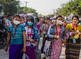 Textilarbeiterinnen in Myanmar im April 2020 im Streik für Lohnauszahlung und Jobs