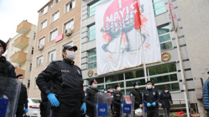 Der Polizeiüberfall auf das Büro der DISK in Istanbul am 1. Mai 2020