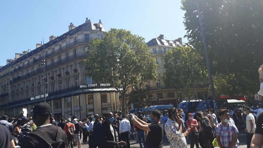 Photo von Bernard Schmid von Paris am 30.05.2020 - Verboten, doch massiv: bei Ankunft auf der Pariser place de la République