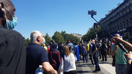 Verboten doch massiv - Paris am 30. Mai 2020: auf der place de la République - Abschlussort (Photo von Bernard Schmid)