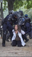 Eine französische Krankenschwester hat eine Begegnung mit Macrons Polizei am 16.6.2020 bei der Pariser Demonstration des Gesundheitswesens