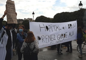 Paris am 16.06.2020 - Aufschrift: "Das Krankenhaus(wesen) brennt ab - Vorsicht vor den Flammen!" Foto von Bernard Schmid