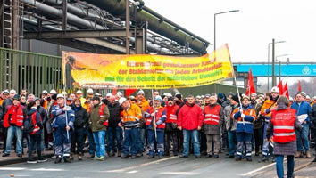 Duisburg: Streik bei TKSE gegen Entlassung und für Übernahme von Kollegen mit befristeten Verträgen (Foto: Rote Fahne News)