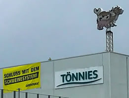 16.7.2020: Greenpeace-Protest am Fleischwerk Tönnies in Rheda