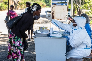 Krankenpfelgerinnen in Simbabwe -im Streik für bessere Bezahlung und mehr Sicherheit während der Epidemie