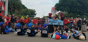 Einer der zahlreichen Protesten gegen das Omnibus-Gesetz in ganz Indonesien vom 14. bis 16.8.2020