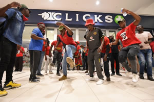 Südafrika: Clicks must go to hell" - EFF protest against store's racist advert