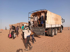 Algerien setzt Migranten in der Wüste zu Niger aus - im Oktober 2020