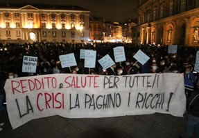 Neapel am 26.10.2020: prekäre Arbeiter, Kleinhändler, selbständig Arbeitende demonstrieren für ein garantiertes Einkommen. Gesundheit und SozialeSicherheit schließen sich nicht aus. Die Reichen sollen die Krise bezahlen“