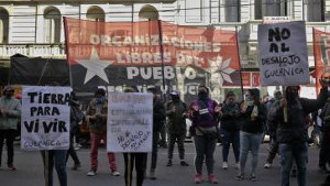 Solidemo in Buenos Aires mit der Landbesetzung in Guernica