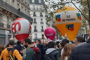 Lehrerstreik-Kundgebung am 10.11.20 in Paris: Symbole dreier Gewerkschaften - FSU (Dachverband im Bildungsbereich), FO (drittstärkster Dachv.), Union syndicale Solidaires (Basisgewerkschaften) (Foto: Bernard Schmid)