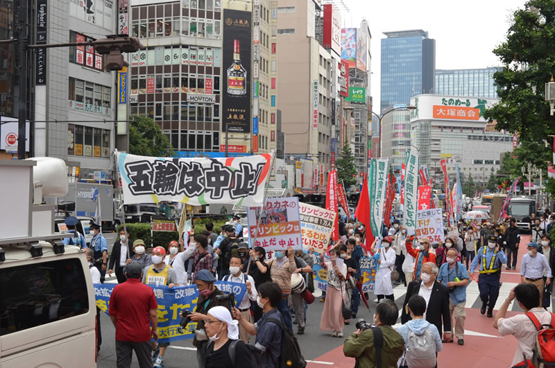 2021年6月6日に東京でオリンピックに反対する集会：市内でのデモ