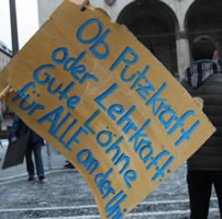 „Ob Putzkraft oder Lehrkraft: Gute Löhne für ALLE an der Uni“. Foto: Ayrin Giorgia (KgK)